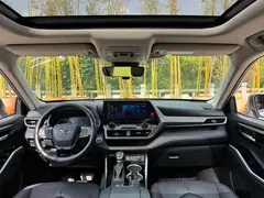 2022 Toyota Highlander Hybrid 2.5L 4WD Premium 7-seat, белый — фото 16