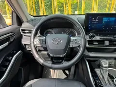 2022 Toyota Highlander Hybrid 2.5L 4WD Premium 7-seat, белый — фото 18