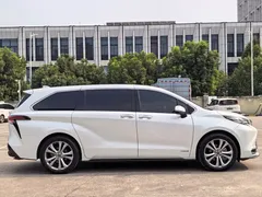 2023 Toyota Sienna 2.5L Hybrid Premium, белый — фото 3