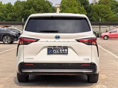 2023 Toyota Sienna 2.5L Hybrid Premium, белый — фото 4