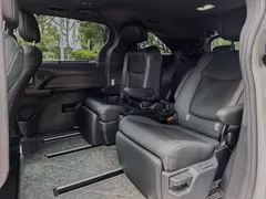 2023 Toyota Sienna 2.5L Hybrid Premium, белый — фото 9