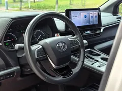 2023 Toyota Sienna 2.5L Hybrid Premium, белый — фото 15