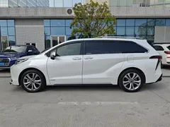 2023 Toyota Sienna 2.5L Hybrid Premium, белый — фото 3