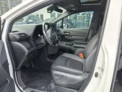 2023 Toyota Sienna 2.5L Hybrid Premium, белый — фото 4