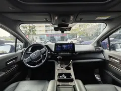 2023 Toyota Sienna 2.5L Hybrid Premium, белый — фото 6