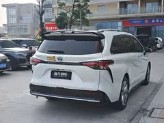 2023 Toyota Sienna 2.5L Hybrid Premium, белый — фото 9