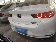 2020 Mazda 3 2.0L Compression Ignition Premium, белый — фото 6