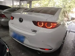 2020 Mazda 3 2.0L Compression Ignition Premium, белый — фото 7
