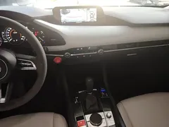 2020 Mazda 3 2.0L Compression Ignition Premium, белый — фото 13