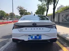 2021 Hyundai Elantra 1.5L CVT Leading GLS, белый — фото 9