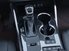 2021 Toyota Crown Kluger 2.5L HEV 4WD Premium, белый — фото 14