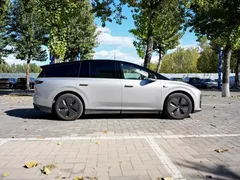 2025 Li Auto i8 Standard — фото 4