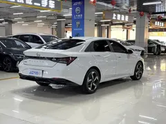 2022 Hyundai Elantra 1.5L CVT LUX Premium, белый — фото 10