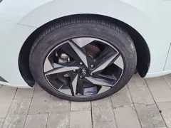 2022 Hyundai Elantra 1.5L CVT LUX Premium, белый — фото 23