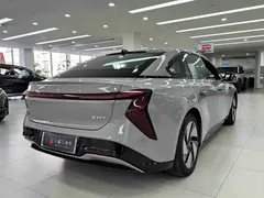 2025 Hongqi EH7 640 4WD — фото 9