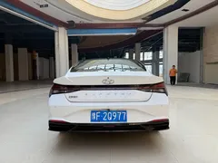 2022 Hyundai Elantra 1.5L CVT LUX Premium, белый — фото 5