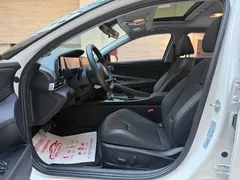 2022 Hyundai Elantra 1.5L CVT LUX Premium, белый — фото 7