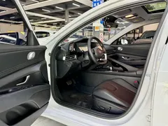 2023 Hyundai Elantra 1.5L CVT LUX Premium, белый — фото 4