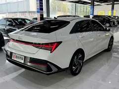 2023 Hyundai Elantra 1.5L CVT LUX Premium, белый — фото 12