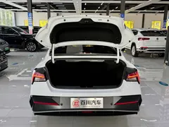 2023 Hyundai Elantra 1.5L CVT LUX Premium, белый — фото 13