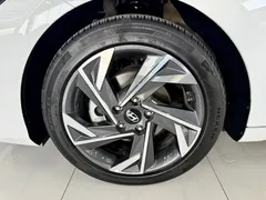 2023 Hyundai Elantra 1.5L CVT LUX Premium, белый — фото 14