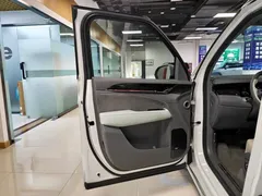 2024 Zeekr 009 6-seat Executive 4WD 140kWh, белый — фото 8