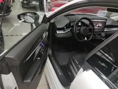 2022 Zeekr 001 Long Range Dual Motor WE EV, белый — фото 16