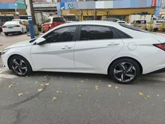 2022 Hyundai Elantra 1.5L CVT LUX Premium, белый — фото 8