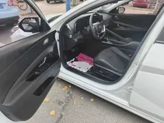 2022 Hyundai Elantra 1.5L CVT LUX Premium, белый — фото 9