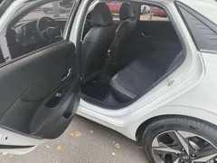 2022 Hyundai Elantra 1.5L CVT LUX Premium, белый — фото 10