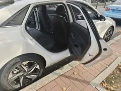 2022 Hyundai Elantra 1.5L CVT LUX Premium, белый — фото 11