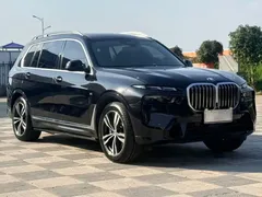 2023 BMW X7 xDrive40i Premium M Sport Package, чёрный — фото 3
