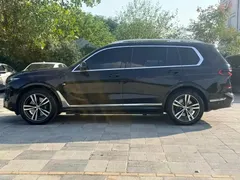 2023 BMW X7 xDrive40i Premium M Sport Package, чёрный — фото 4
