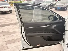 2023 Toyota Camry 2.0G Luxury, белый — фото 9