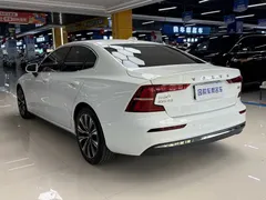 2023 Volvo S60 B4 Luxury, белый — фото 15