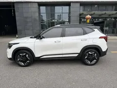 2023 Kia Seltos 1.5L CVT Premium, белый — фото 3