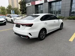 2023 Kia Cerato 1.5L CVT Luxury, белый — фото 6