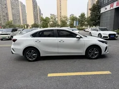2023 Kia Cerato 1.5L CVT Luxury, белый — фото 7