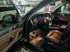 2022 BMW X7 xDrive40i Luxury Package, чёрный — фото 12