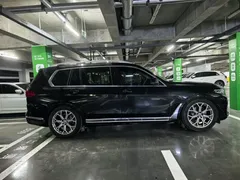 2022 BMW X7 xDrive40i Luxury Package, чёрный — фото 26