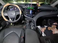 2021 Toyota Camry 2.5G Luxury, белый — фото 5