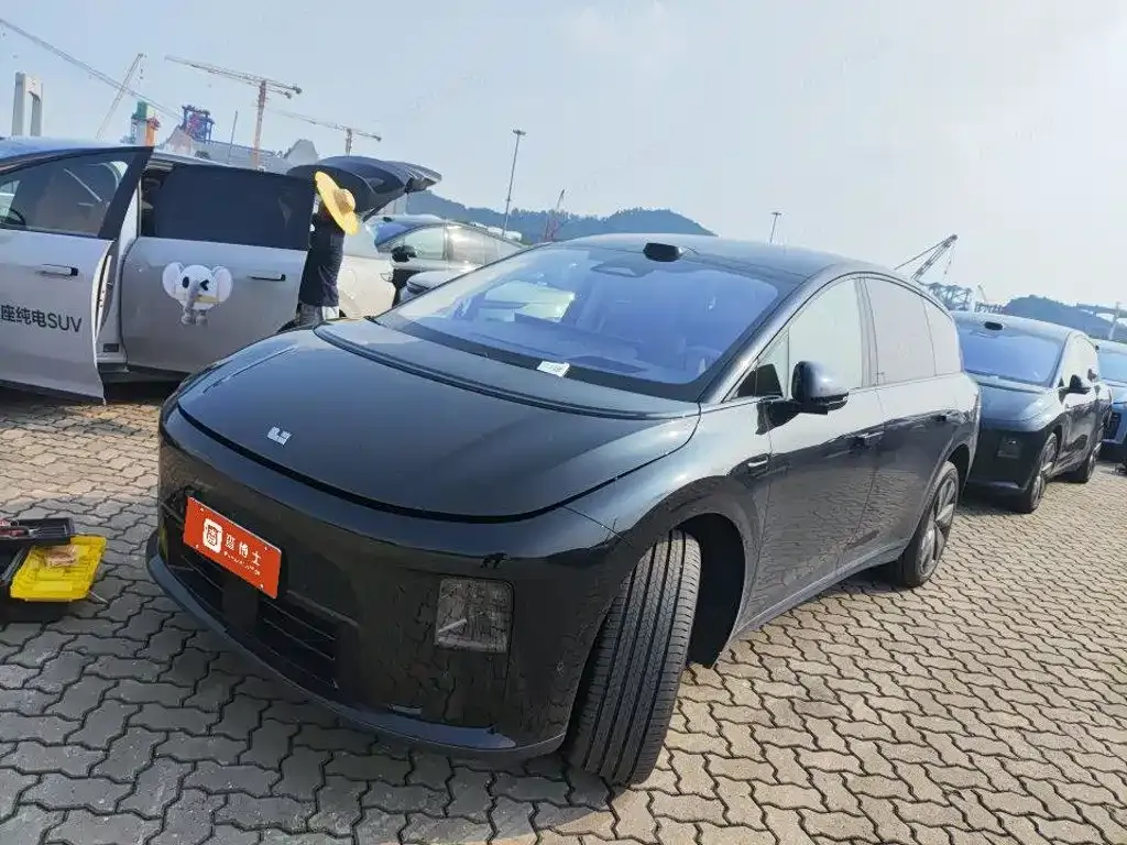 2025 Li Auto i8 Standard