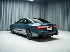 2022 Audi A7L 55 TFSI quattro S-line Edition One, зелёный — фото 10