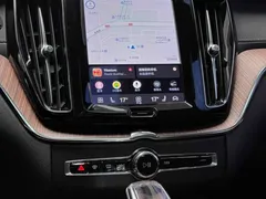 2023 Volvo XC60 4WD Luxury, белый — фото 11