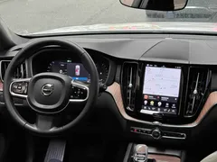 2023 Volvo XC60 4WD Luxury, белый — фото 13