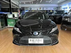2021 Toyota Camry Hybrid 2.5HGVP Leading, чёрный — фото 2