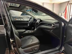 2021 Toyota Camry Hybrid 2.5HGVP Leading, чёрный — фото 11