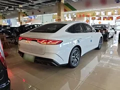 2024 BYD Qin L PHEV 120KM Exceed, белый — фото 7