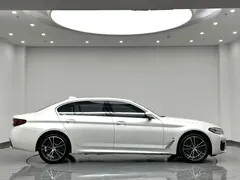 2023 BMW 5 Series 530Li Leading M Sport Package, белый — фото 4