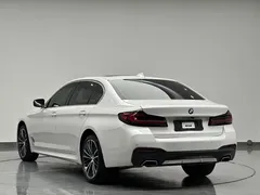 2023 BMW 5 Series 530Li Leading M Sport Package, белый — фото 5